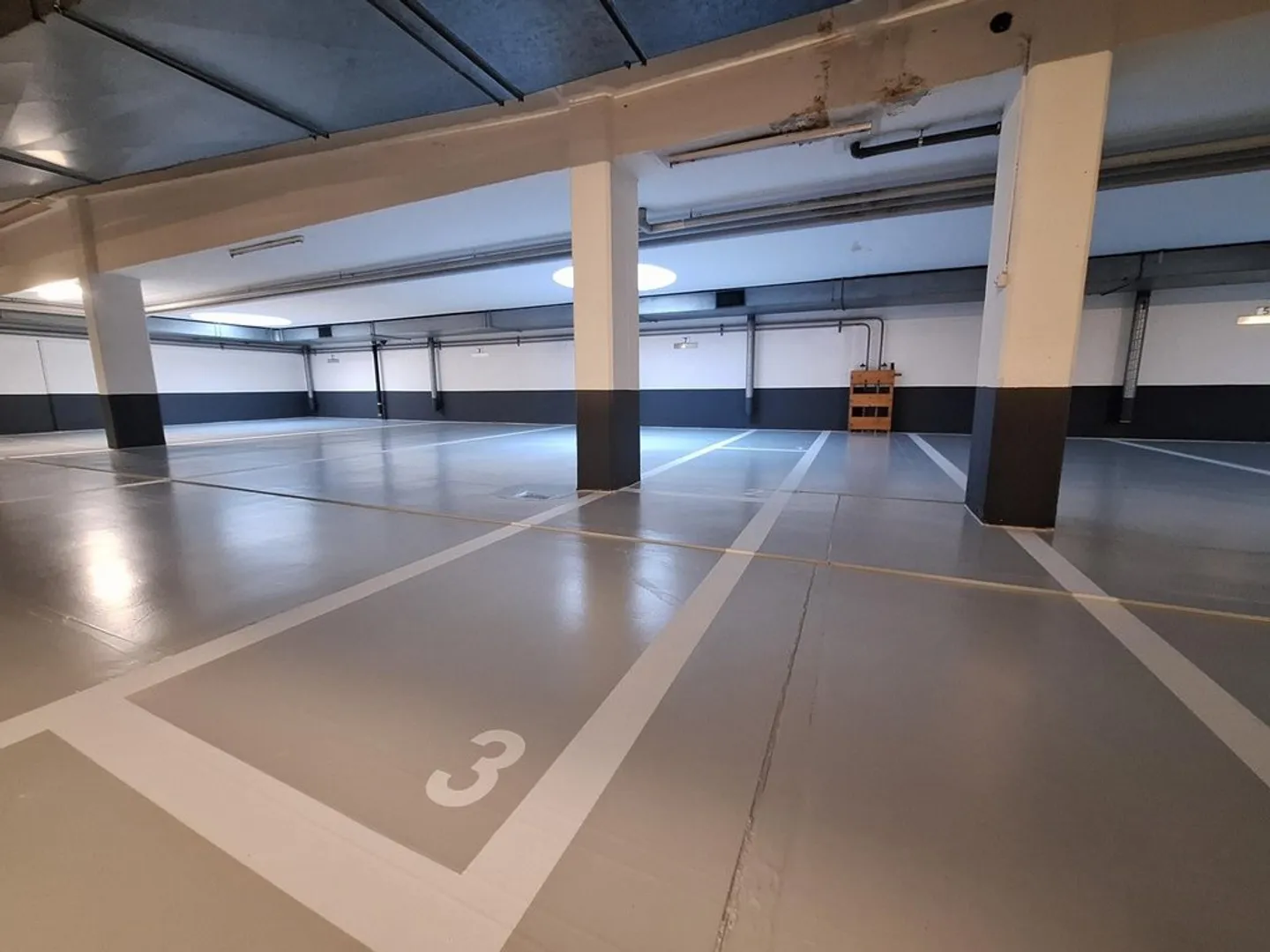 Parcheggio interno per moto nel centro di Losanna - Foto 1 di 2