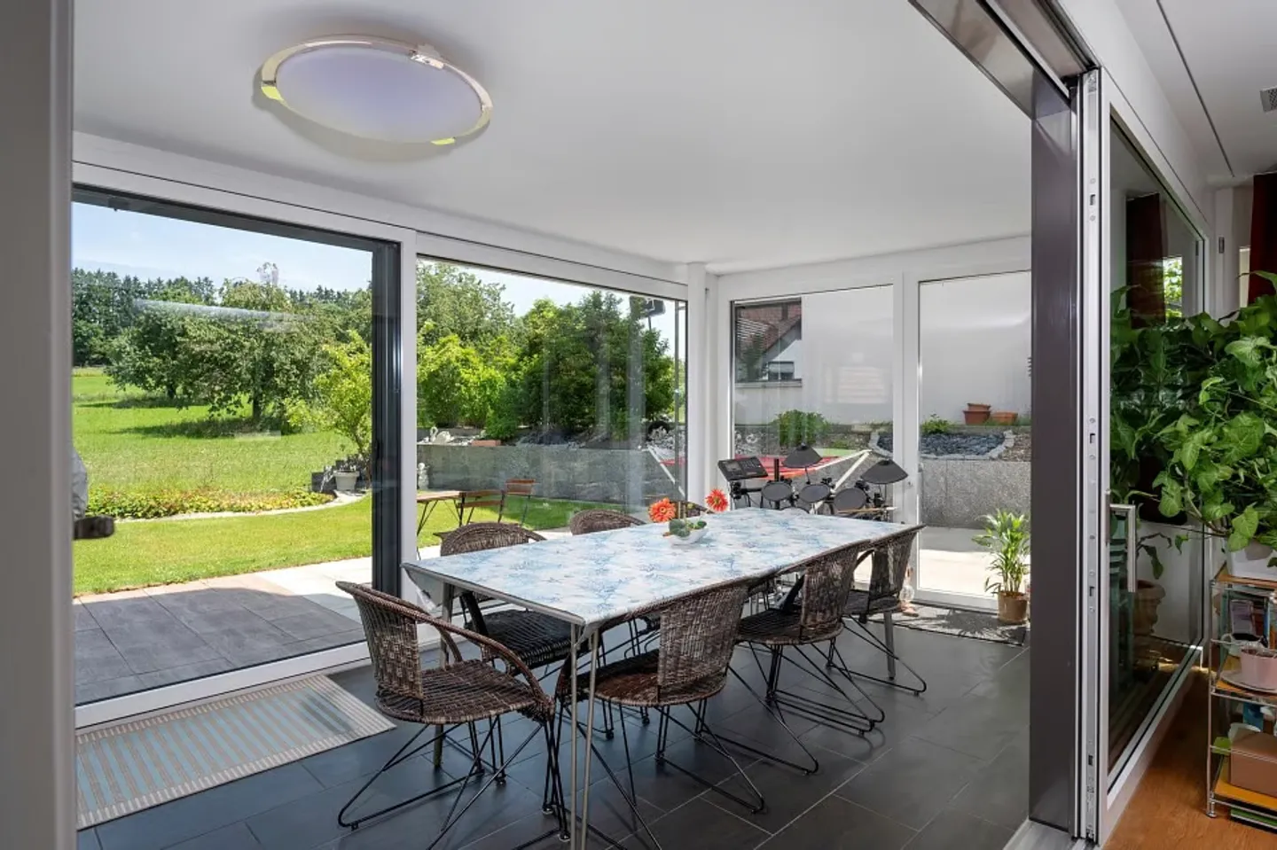 Modern family house - Photo 6 of 12