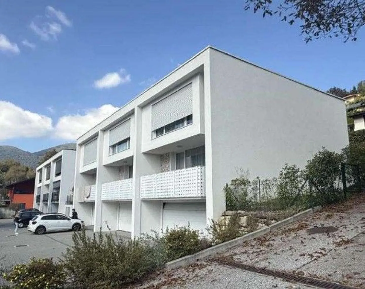 Propriété aux enchères avec terrain - Photo 2 sur 13