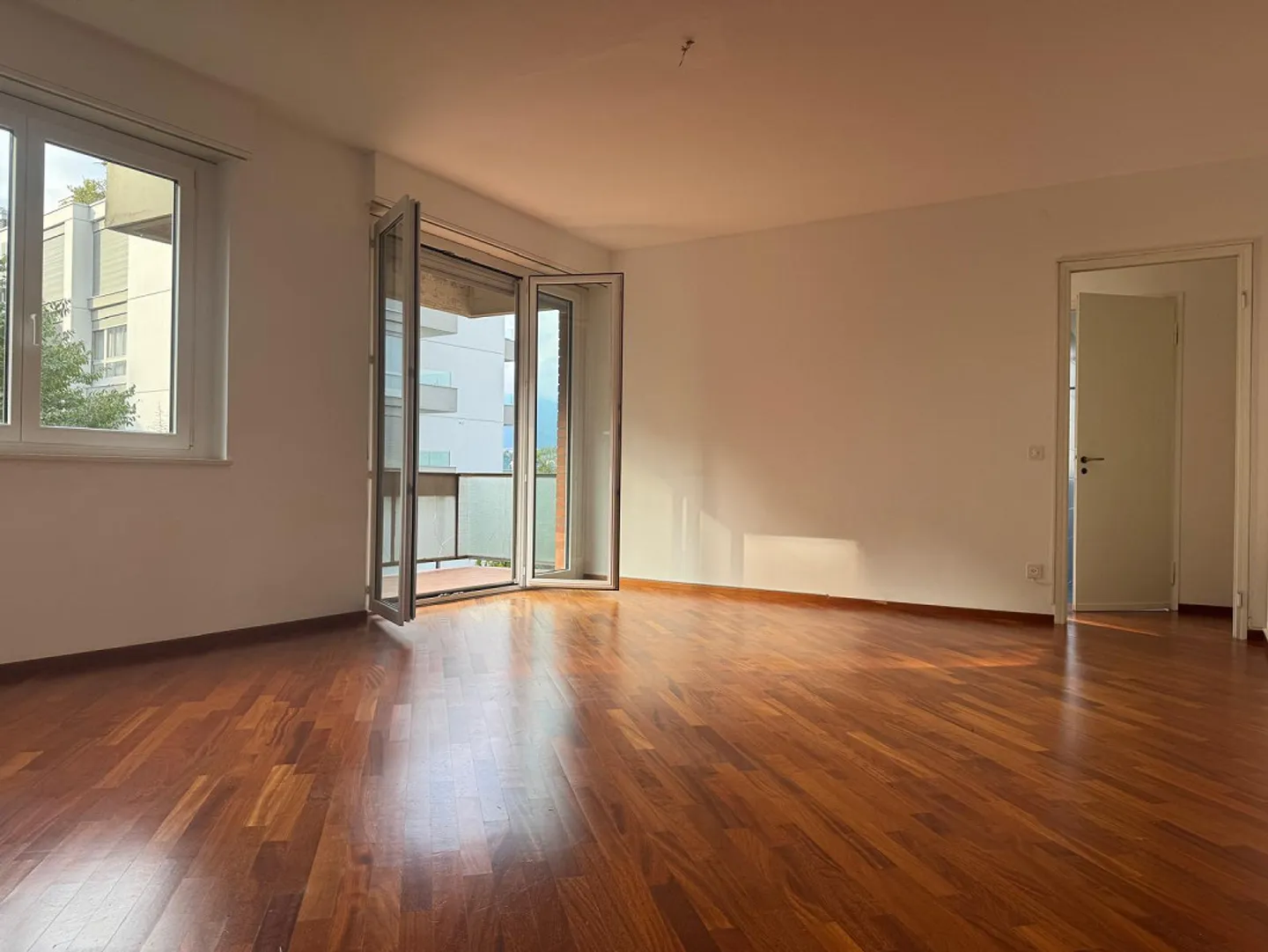 Elegant 2.5 rooms with lake view in Paradiso - Photo 2 of 8