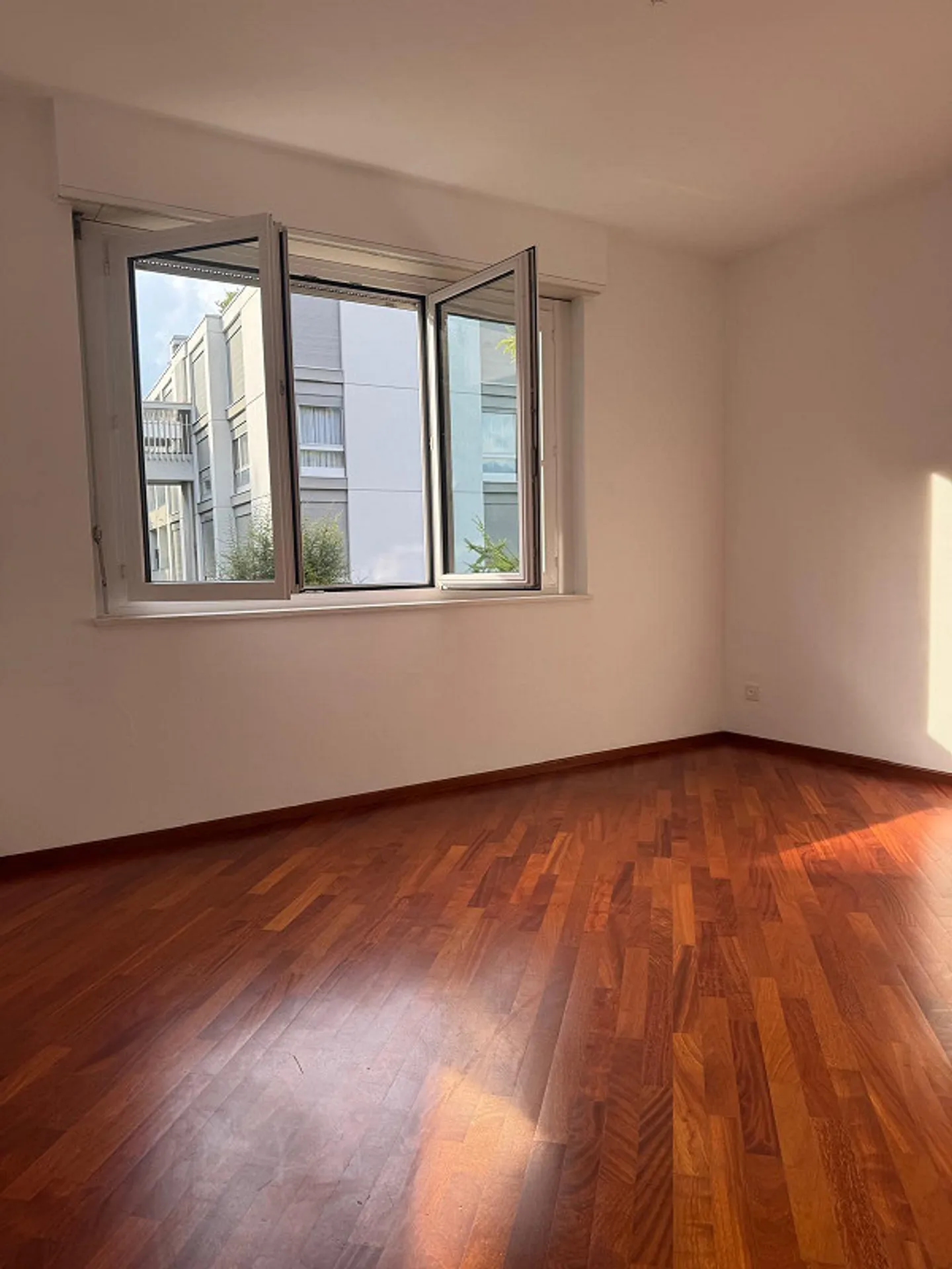 Elegant 2.5 rooms with lake view in Paradiso - Photo 4 of 8