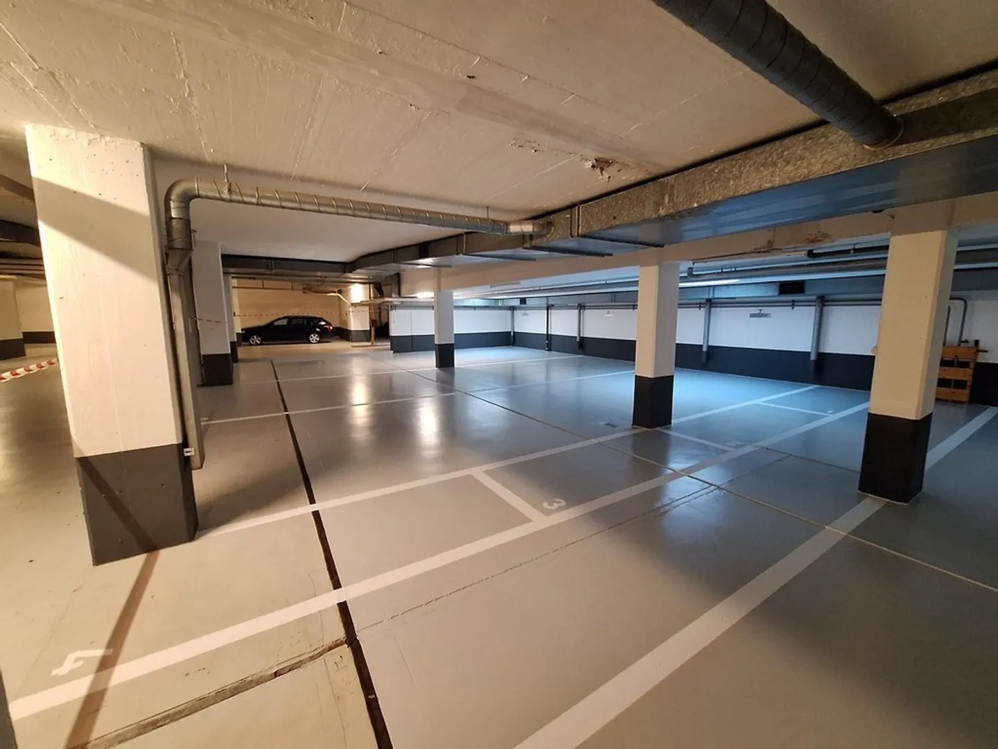 Indoor motorcycle parking space in the center of Lausanne - Photo 1 of 2