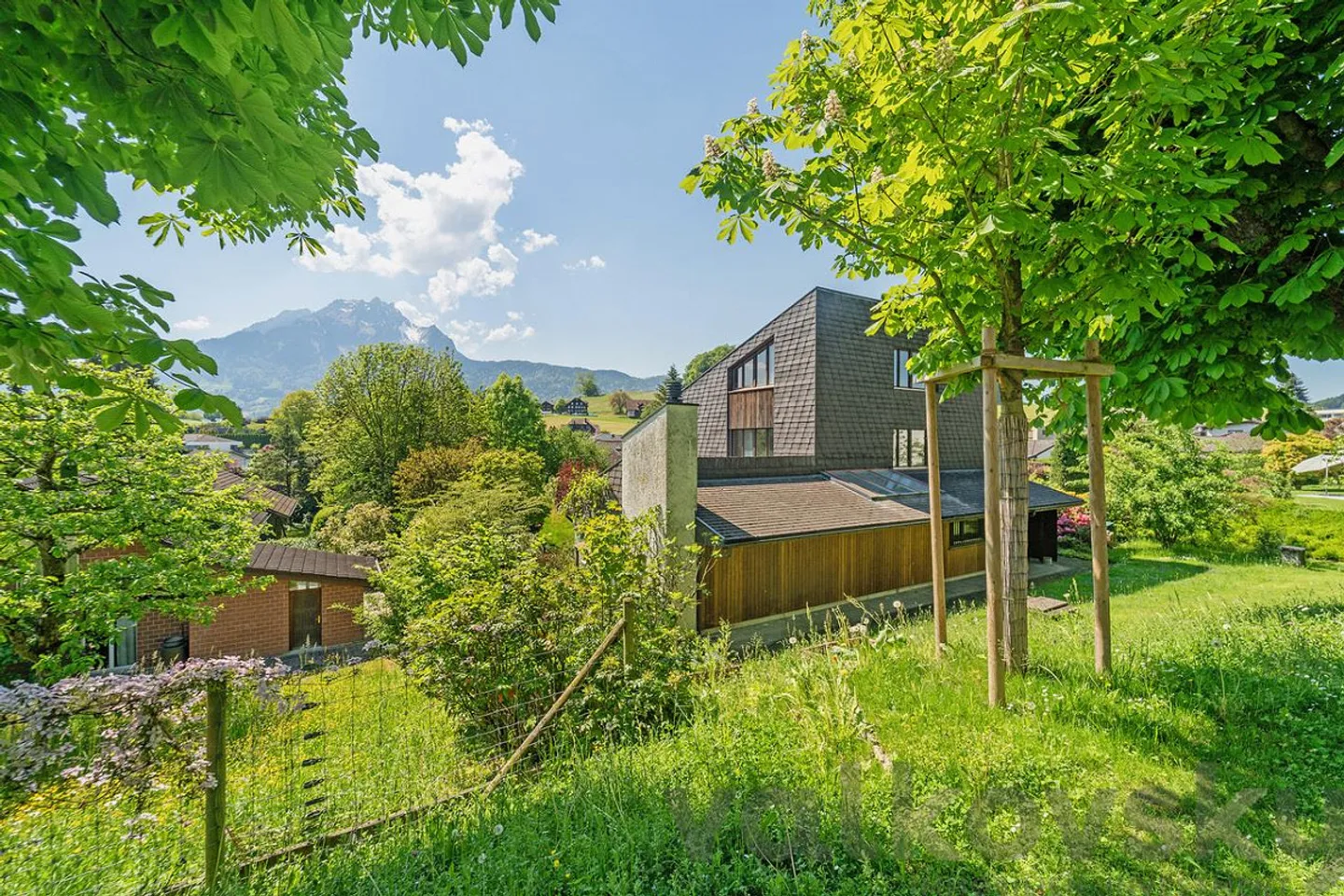 Villa con grande potenziale in una posizione da sogno - Foto 3 di 18