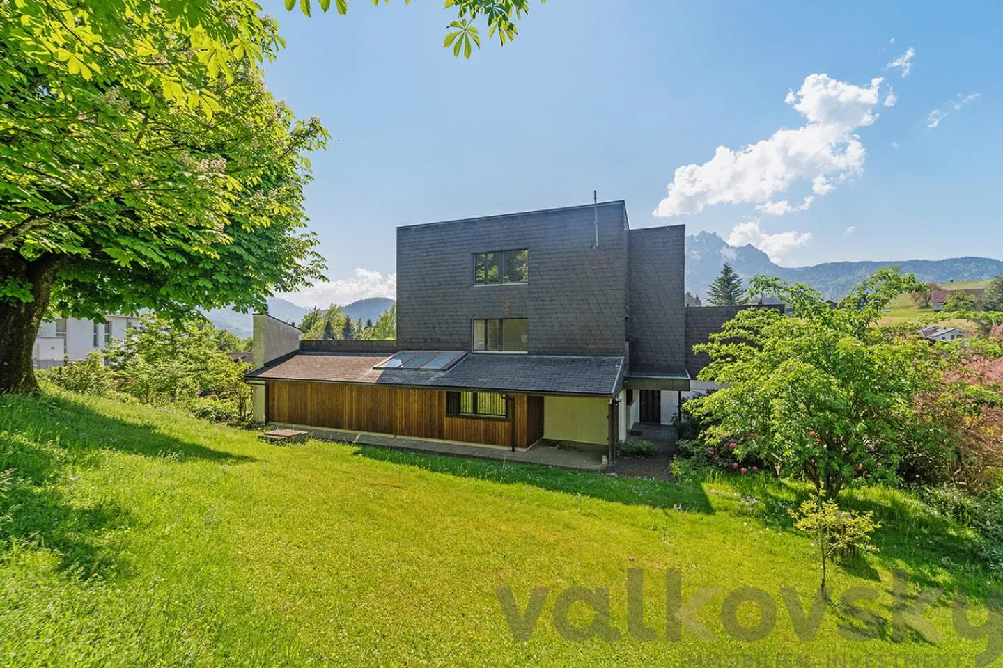 Villa con grande potenziale in una posizione da sogno - Foto 1 di 18