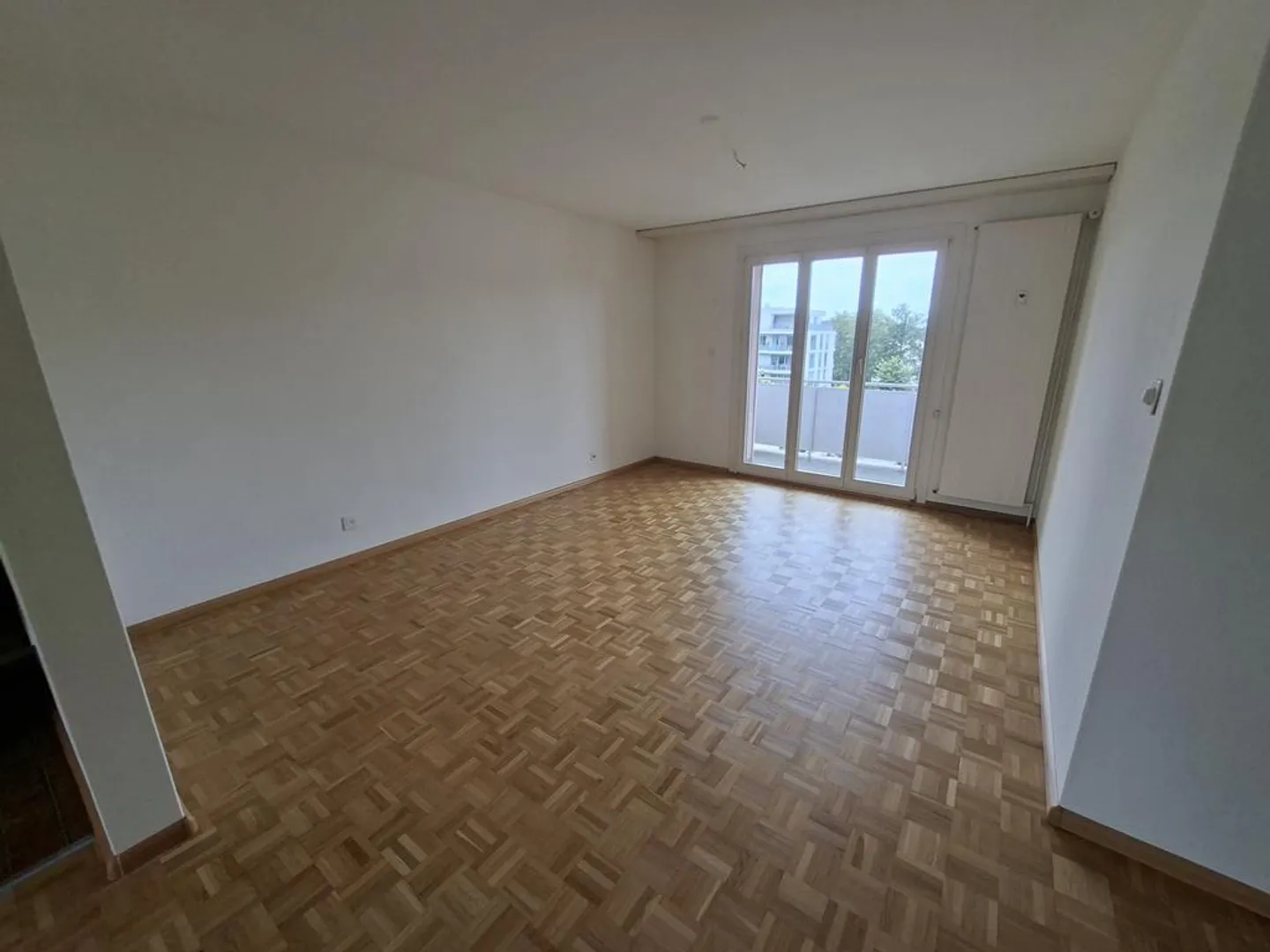 Charming 2.5-room apartment in the heart of Birsfelden - Photo 2 of 12
