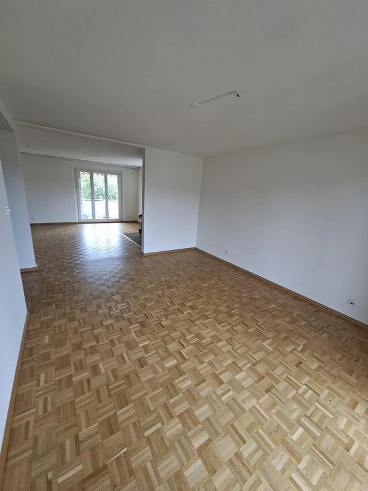 Charming 2.5-room apartment in the heart of Birsfelden - Photo 3 of 12