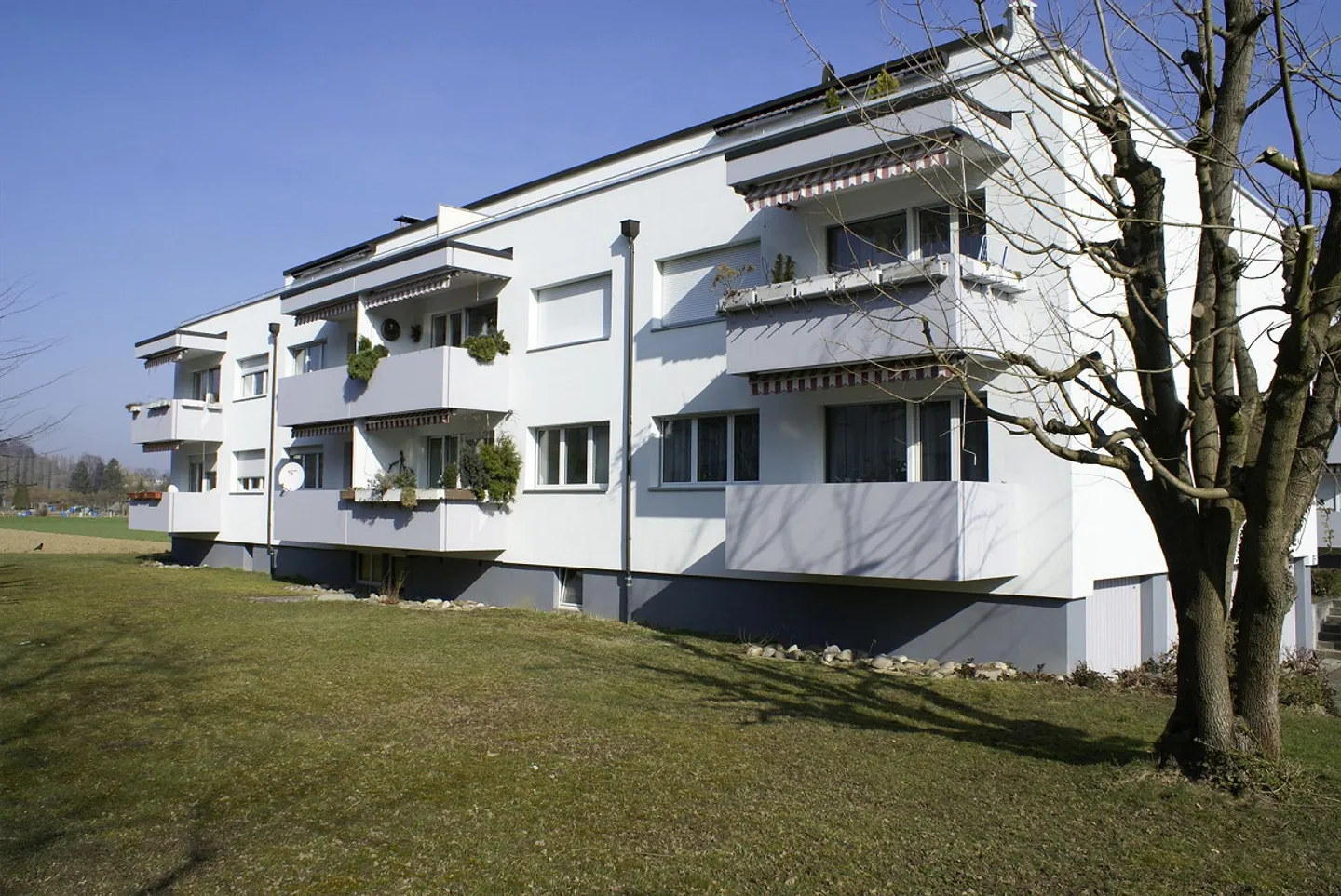 Office / Studio in the basement of a small multi-family house - Photo 1 of 8