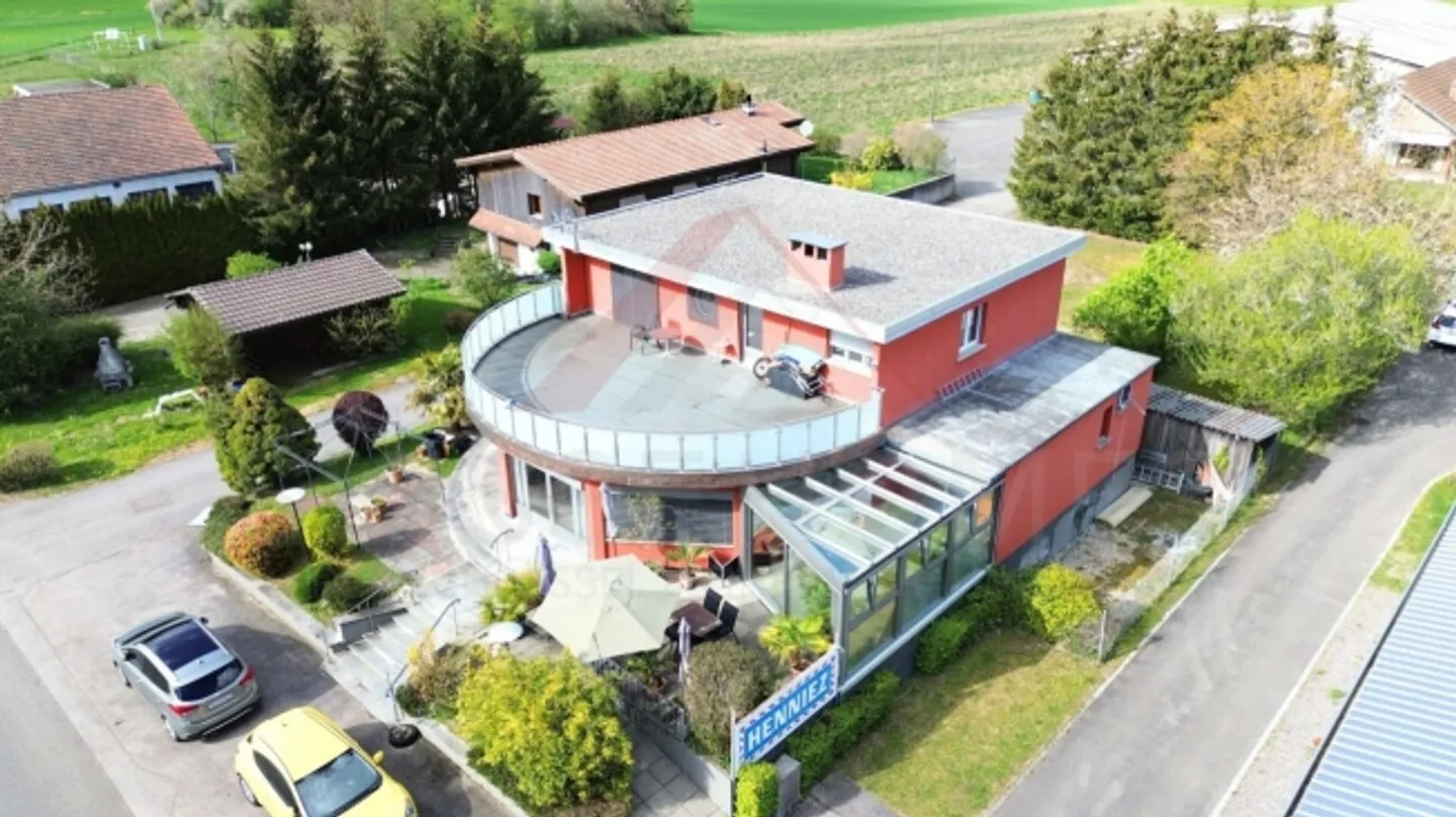 Proprietà residenziale e commerciale a Fahy (JU) - Fascino e potenziale per vivere e lavorare nello stesso posto - Foto 1 di 20