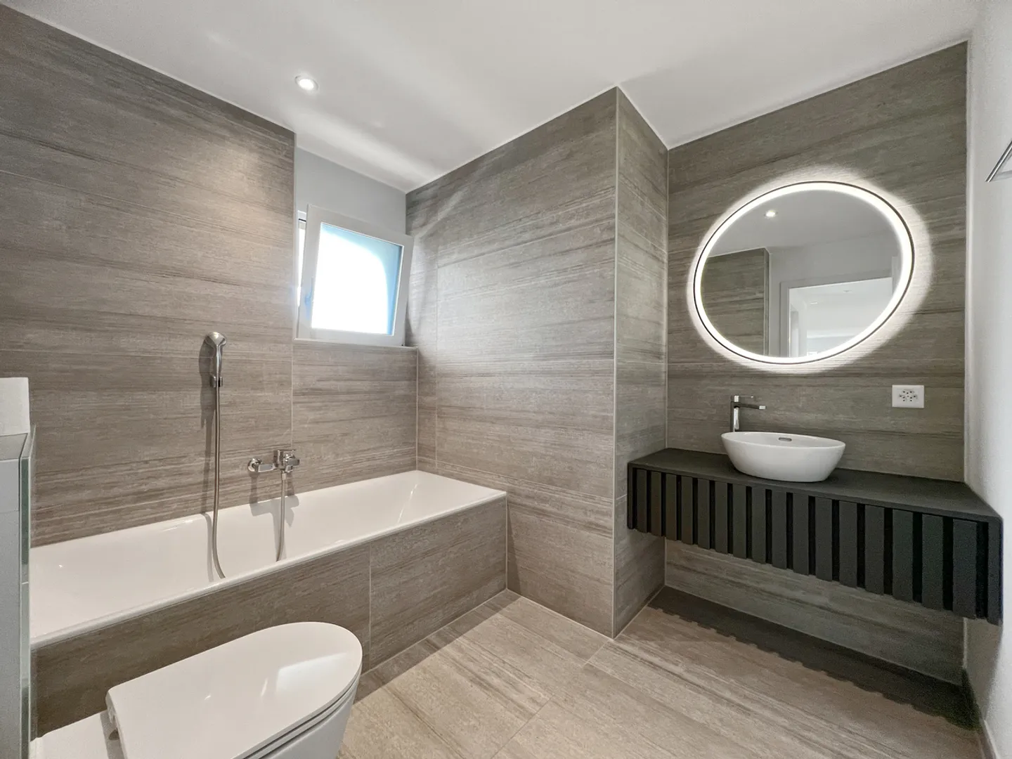 Sublime modern penthouse apartment with 4.5 rooms in a PPE with 2 units - Photo 5 of 8