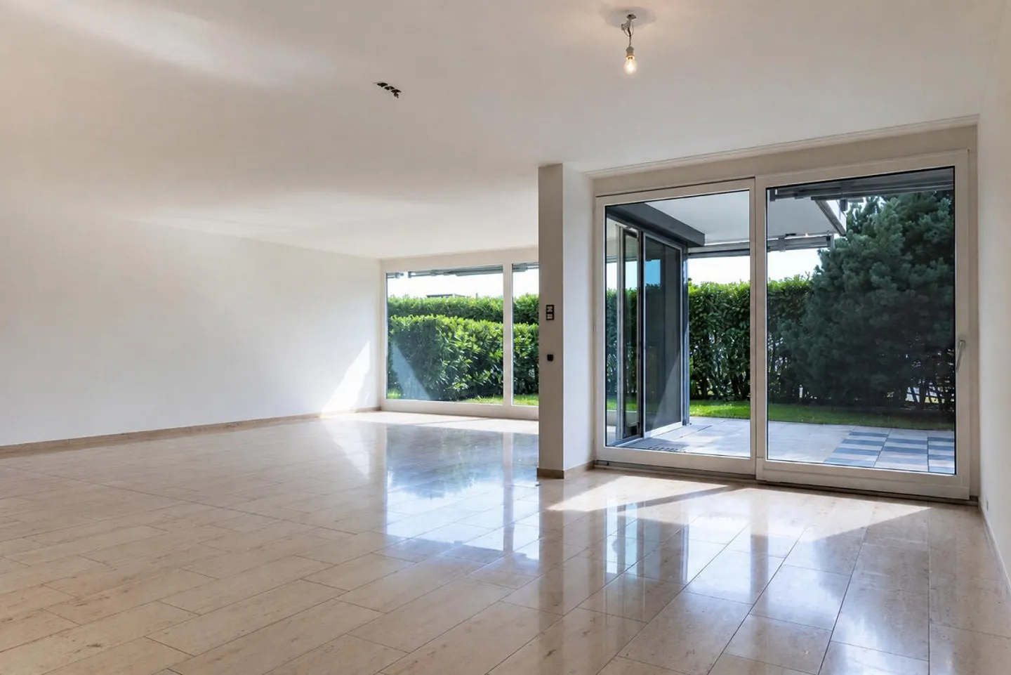 Spacious Living with Sunny Garden Terrace - Photo 4 of 11