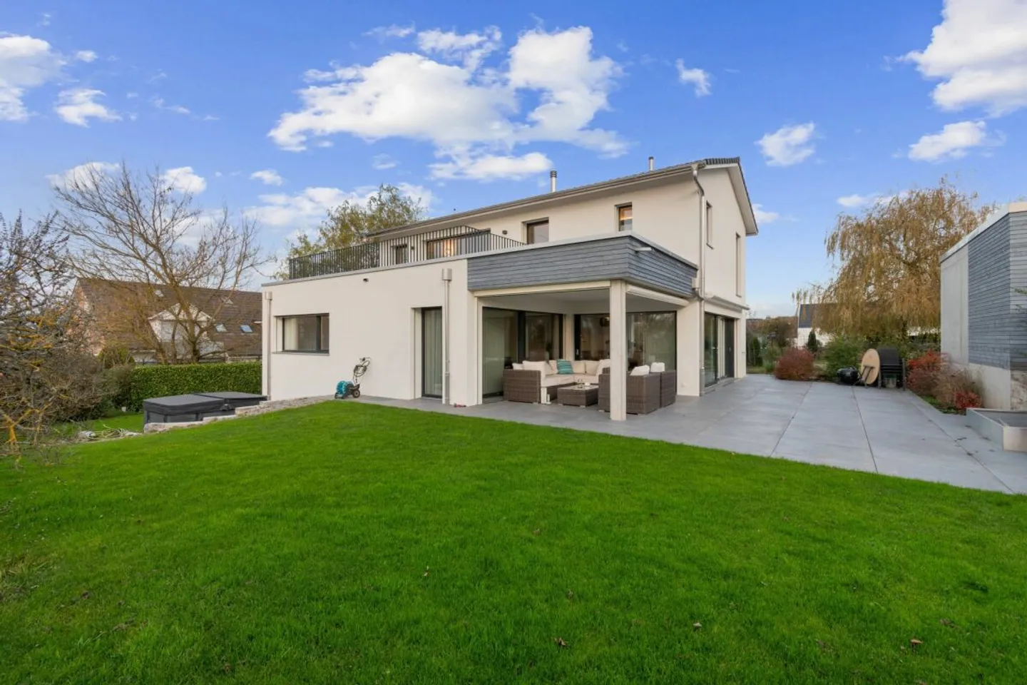 Modernes Einfamilienhaus mit Garten - Foto 1 von 17