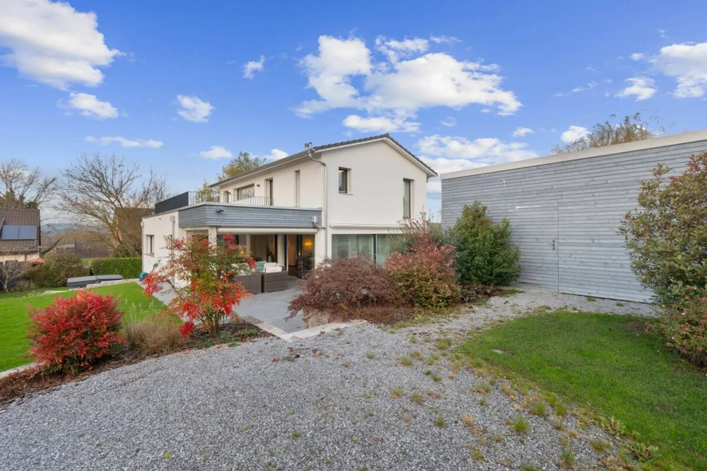 Modernes Einfamilienhaus mit Garten - Foto 2 von 17