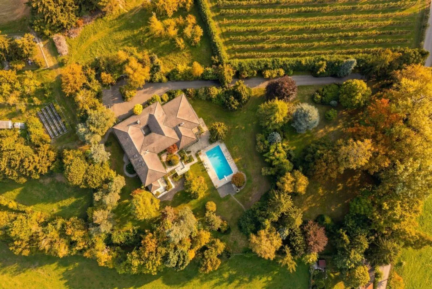 Charmante Villa mit Seeblick - Foto 1 von 13