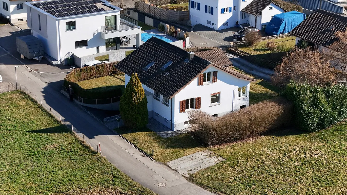 Charming 5 1/2-Room Single-Family House in Gränichen - Photo 2 of 5