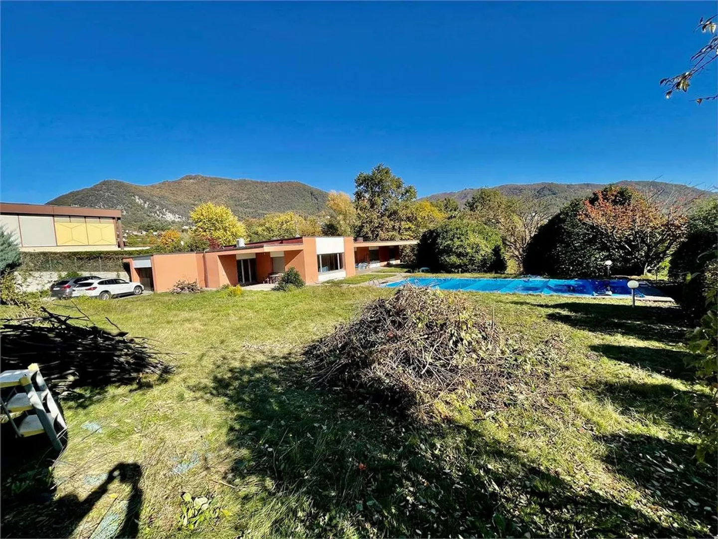 Villa con grande giardino e ampia piscina - Coldrerio - Foto 2 di 4