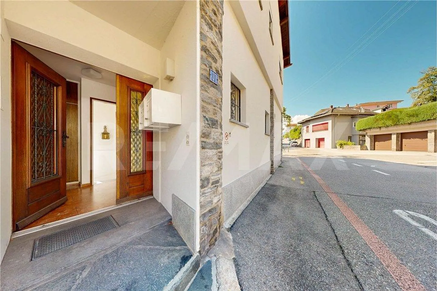 House with two apartments - Photo 5 of 13