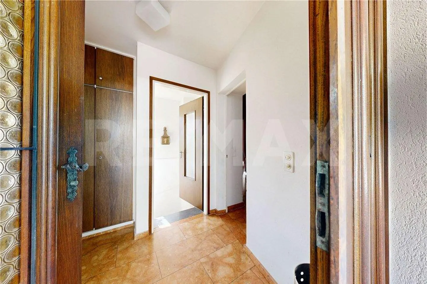 House with two apartments - Photo 9 of 13