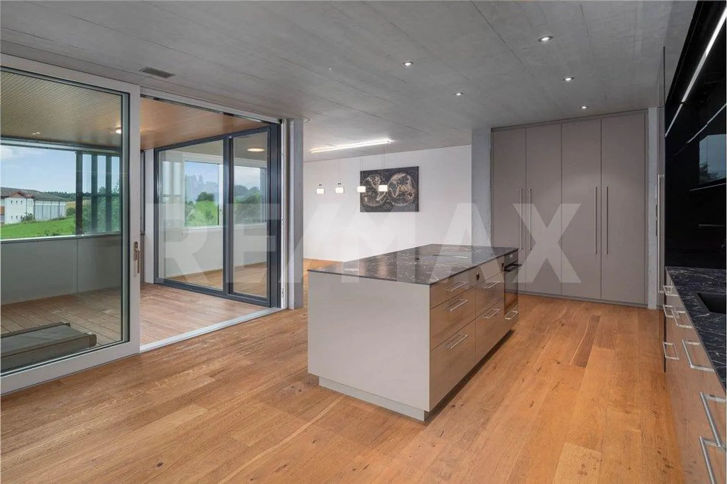 Appartement moderne, presque neuf avec loggia vitrée et belle vue lointaine - Photo 4 sur 13