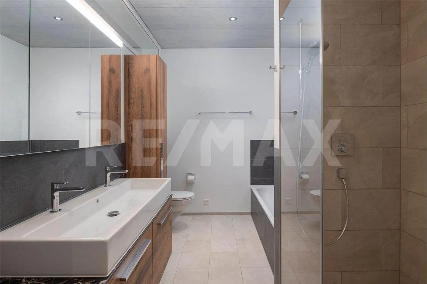 Appartement moderne, presque neuf avec loggia vitrée et belle vue lointaine - Photo 6 sur 13