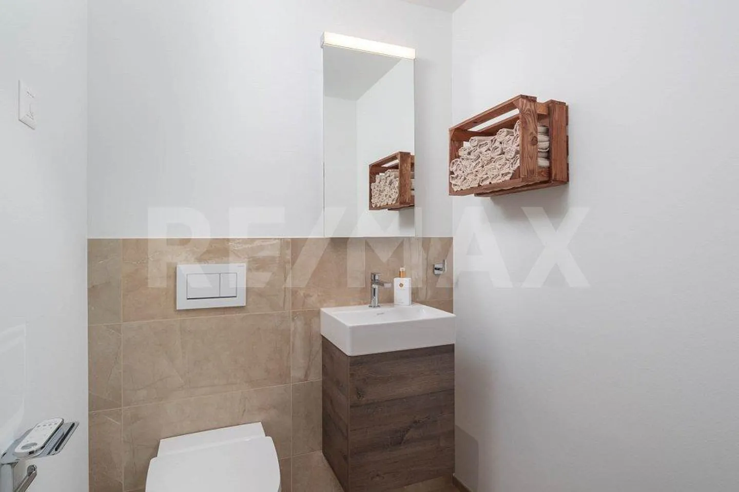 Appartement moderne, presque neuf avec loggia vitrée et belle vue lointaine - Photo 7 sur 13