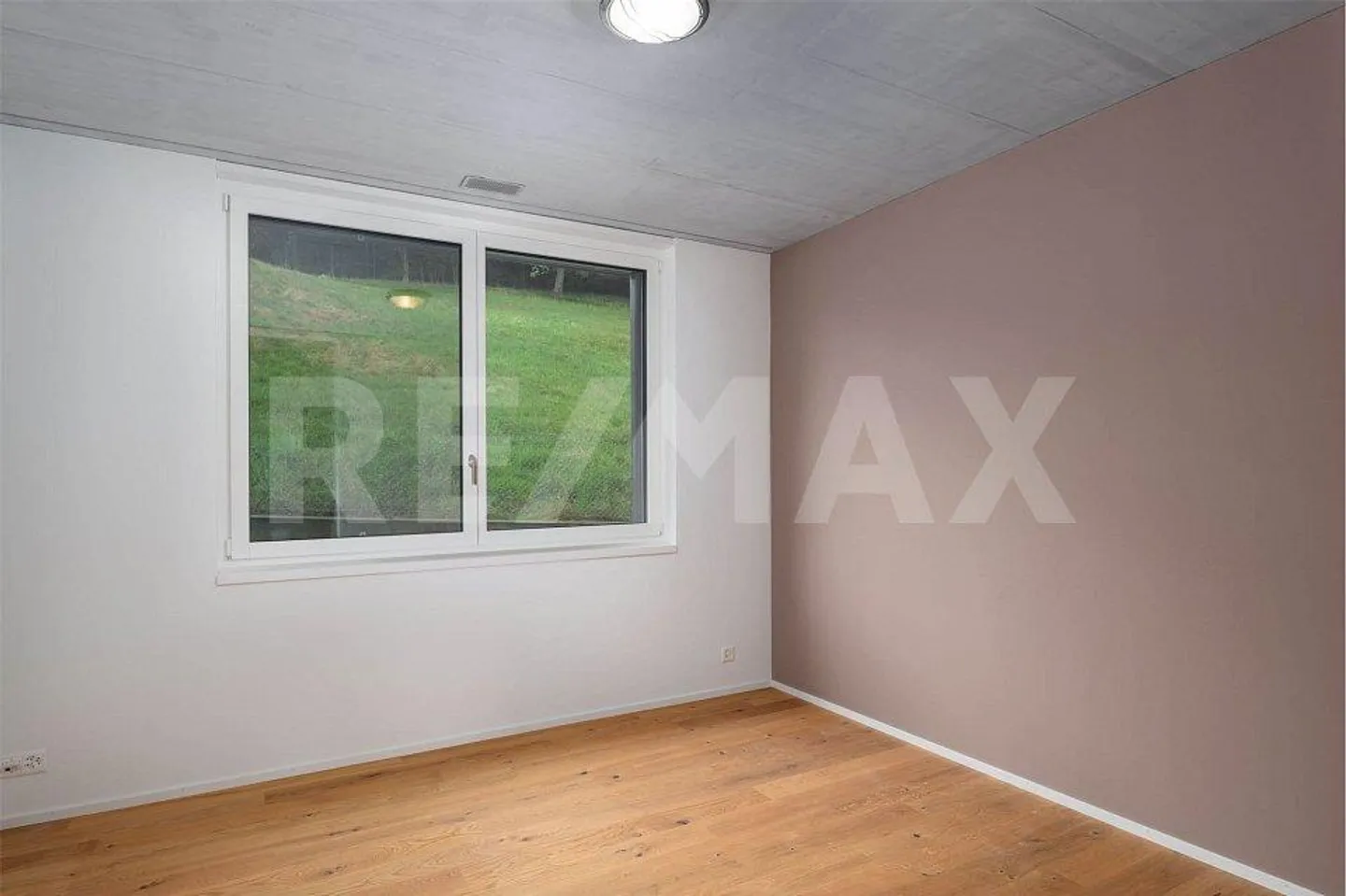 Appartement moderne, presque neuf avec loggia vitrée et belle vue lointaine - Photo 8 sur 13