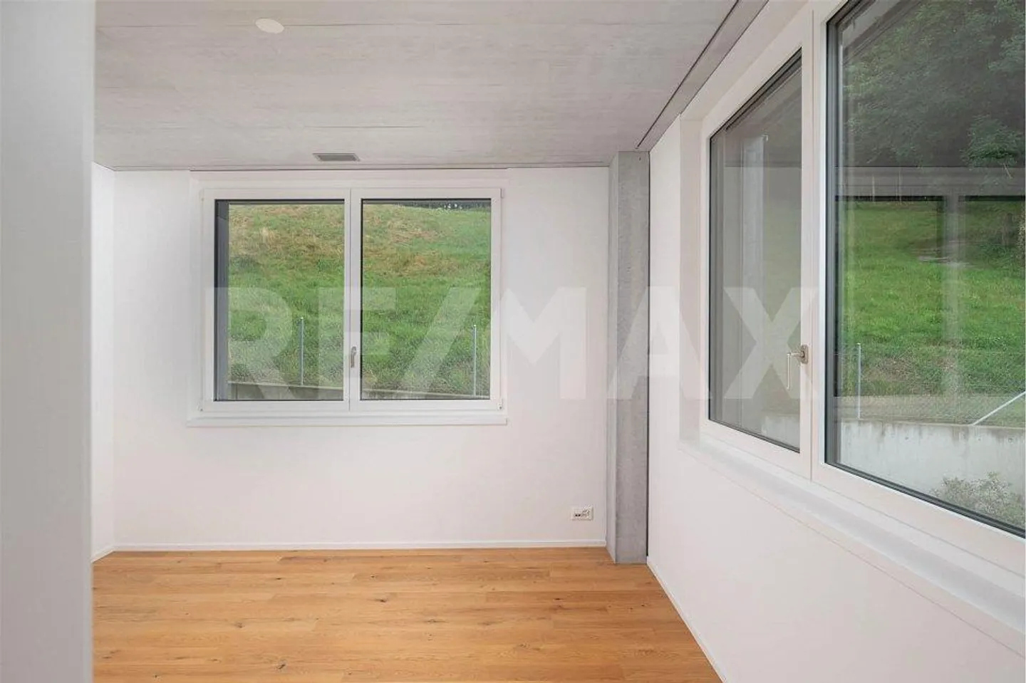 Appartement moderne, presque neuf avec loggia vitrée et belle vue lointaine - Photo 9 sur 13