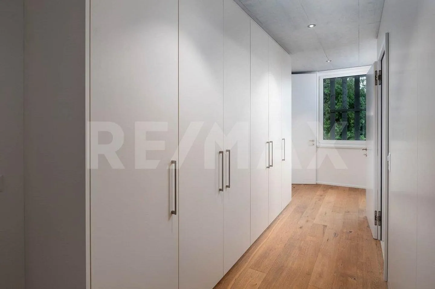 Appartement moderne, presque neuf avec loggia vitrée et belle vue lointaine - Photo 11 sur 13