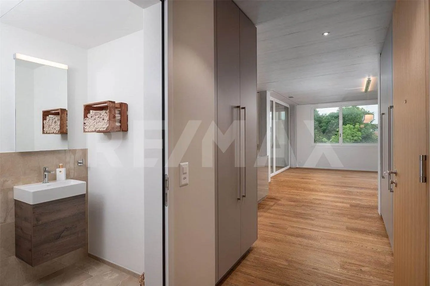 Appartement moderne, presque neuf avec loggia vitrée et belle vue lointaine - Photo 12 sur 13