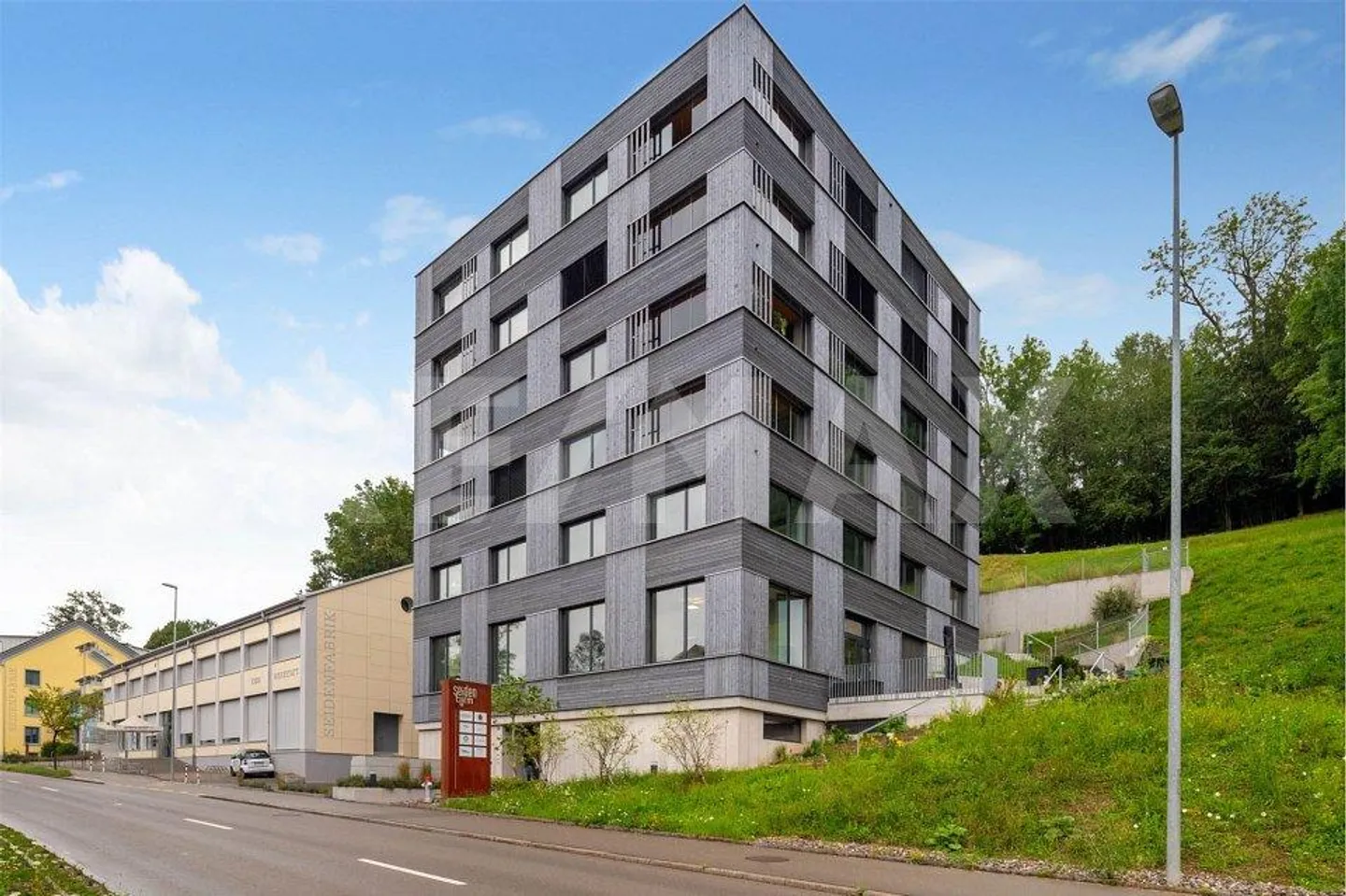 Appartement moderne, presque neuf avec loggia vitrée et belle vue lointaine - Photo 1 sur 13