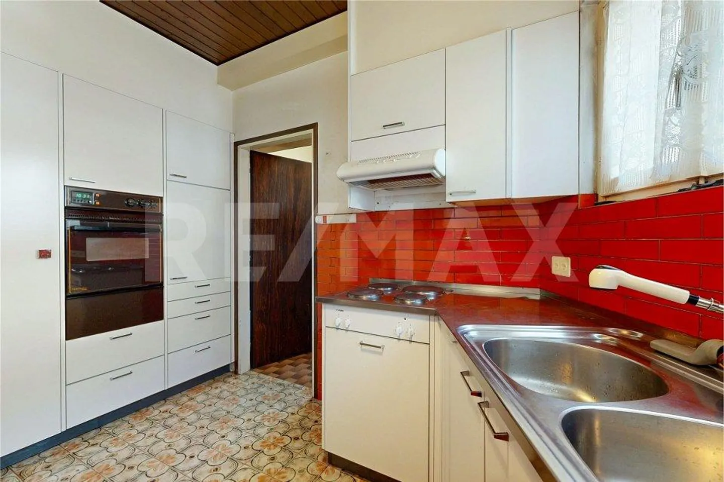 House with two apartments - Photo 13 of 13