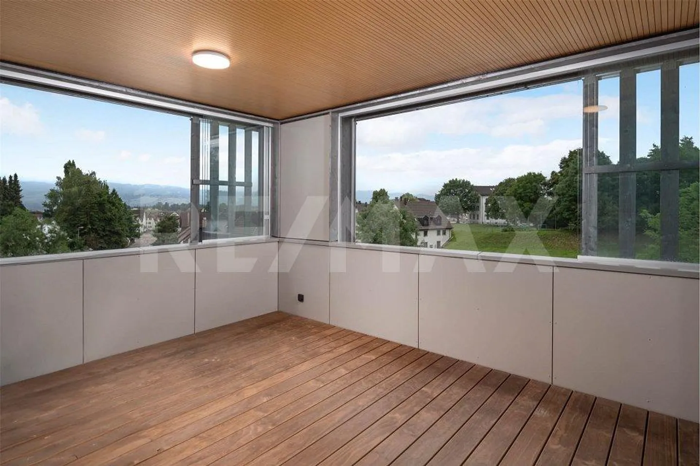 Appartement moderne, presque neuf avec loggia vitrée et belle vue lointaine - Photo 2 sur 13