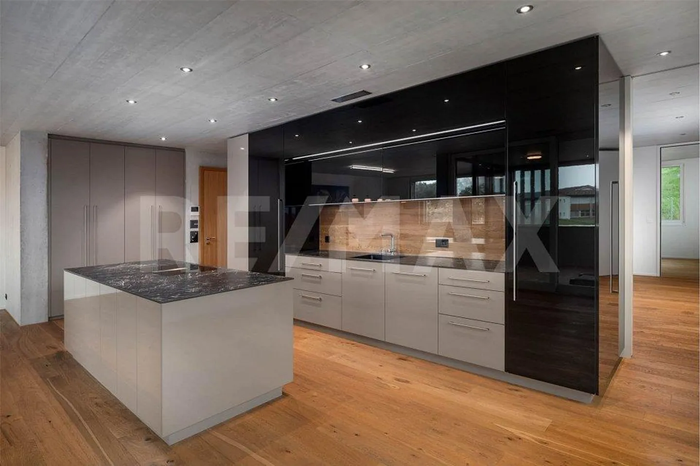 Appartement moderne, presque neuf avec loggia vitrée et belle vue lointaine - Photo 3 sur 13