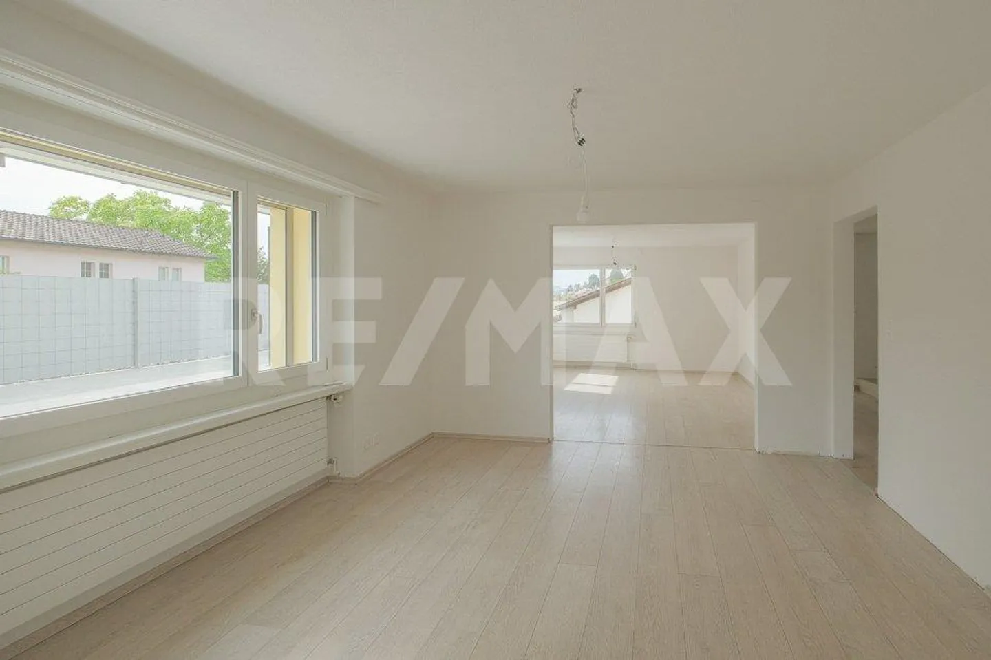 Une maison pleine de possibilités dans un quartier résidentiel prisé - Photo 3 sur 13