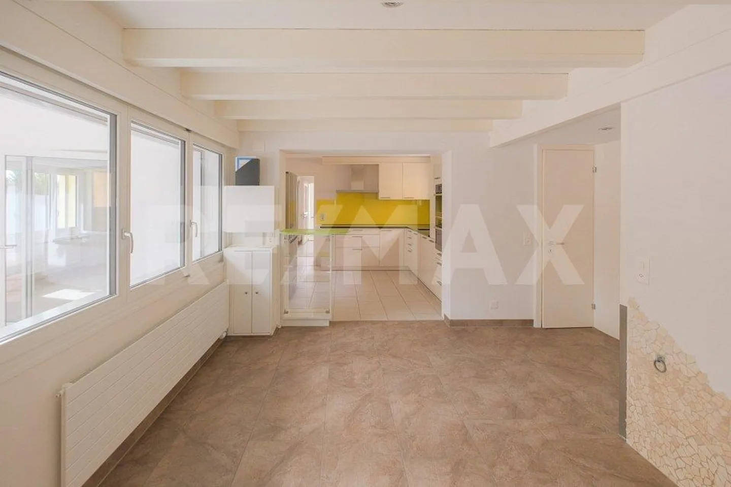Une maison pleine de possibilités dans un quartier résidentiel prisé - Photo 5 sur 13
