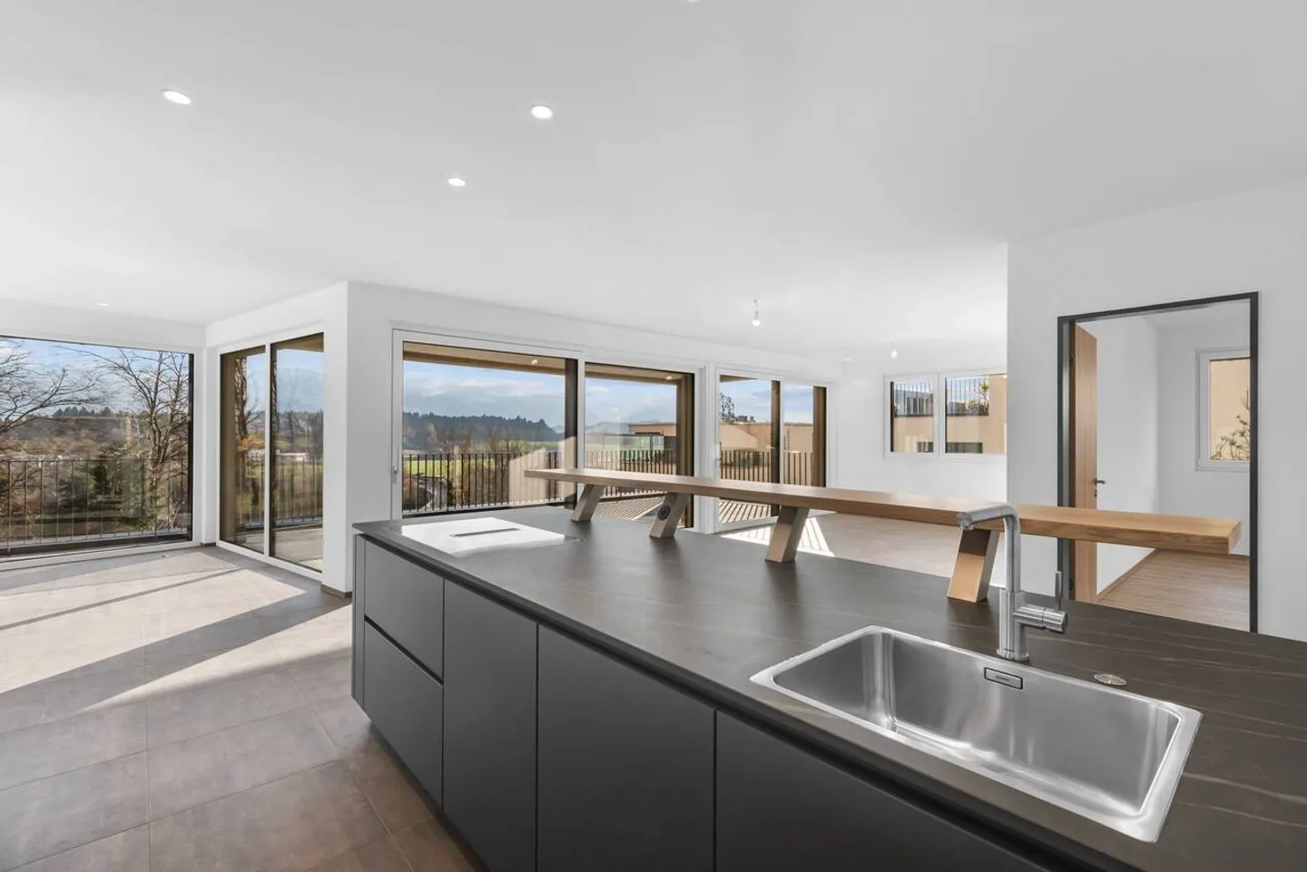 Modernes Apartment mit Balkon - Foto 4 von 13