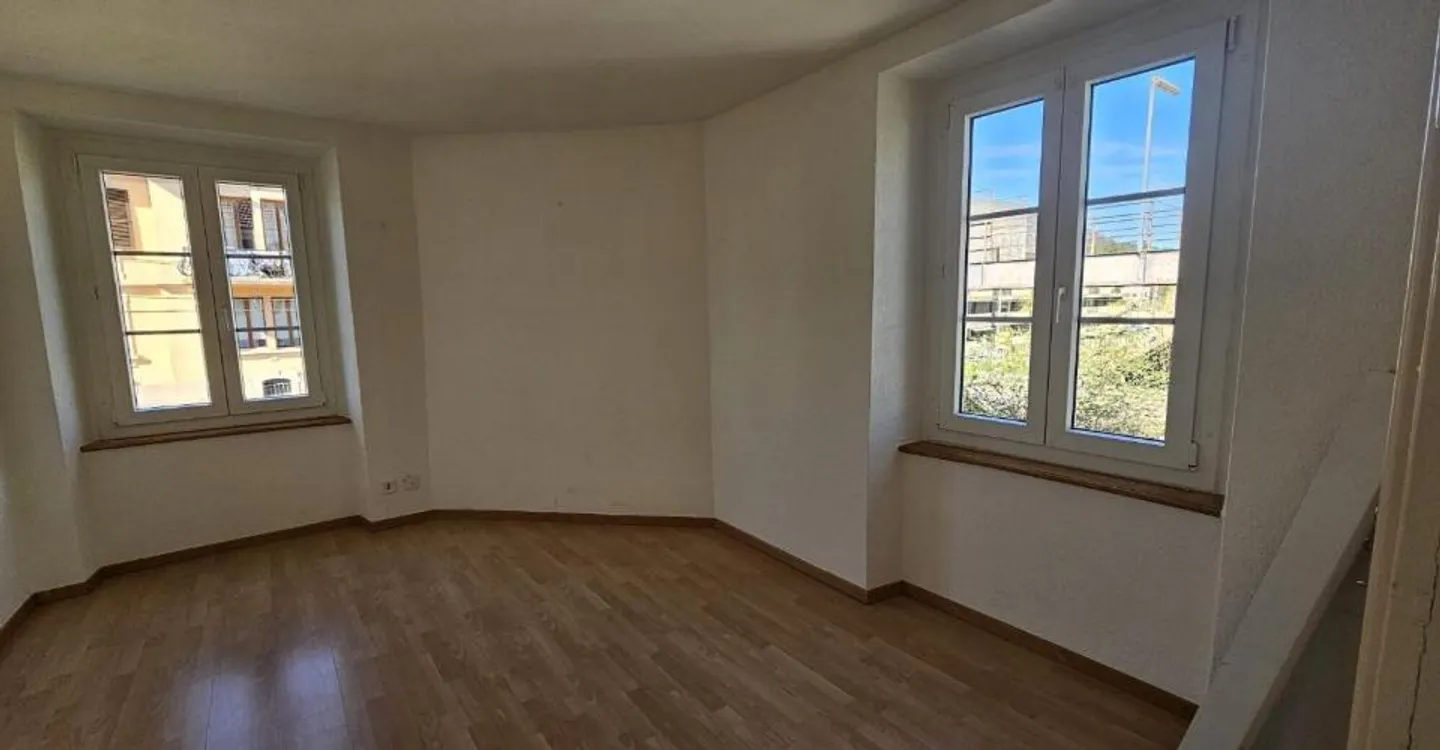 Spacious Apartment with Balcony - Photo 6 of 12