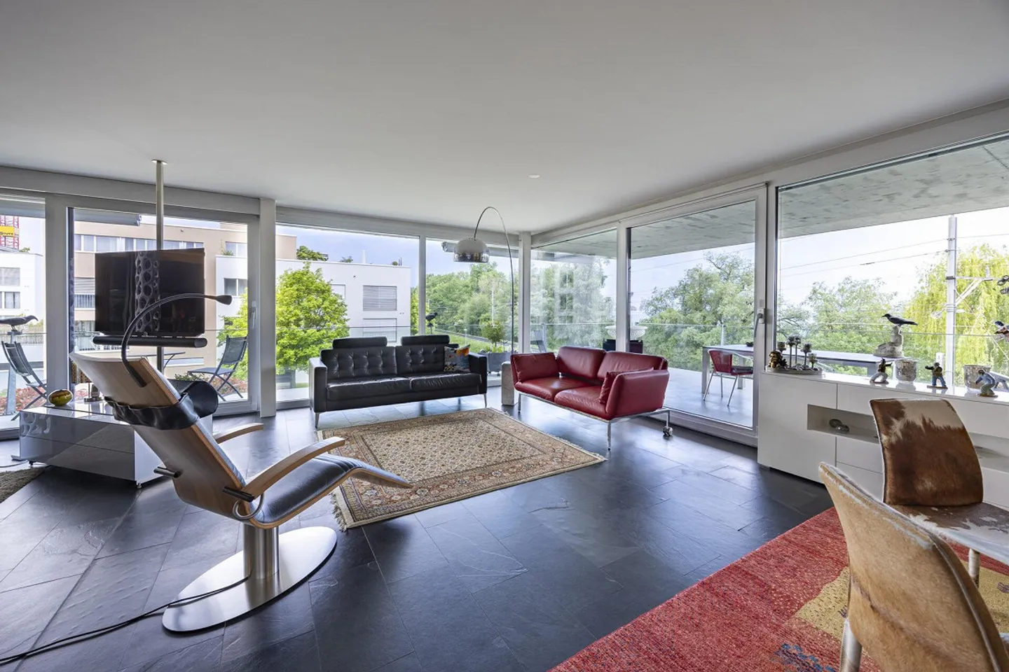 Spacious 3.5-room apartment with lake view and lift on the 1st floor - Photo 3 of 14