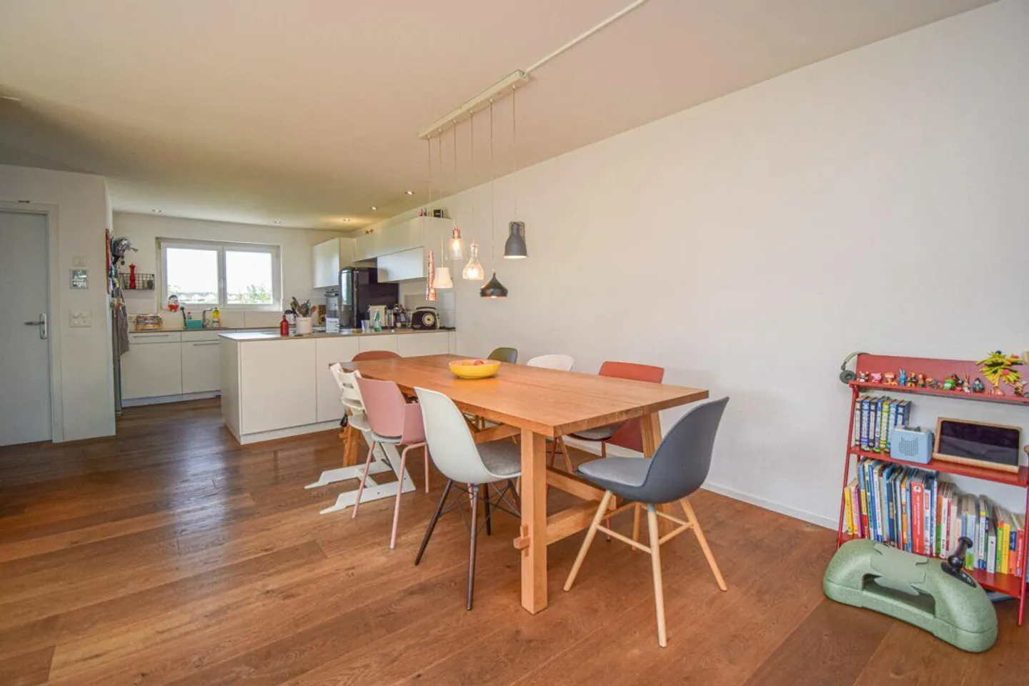 Modern 5.5-room semi-detached family house in a family-friendly location - Photo 7 of 29