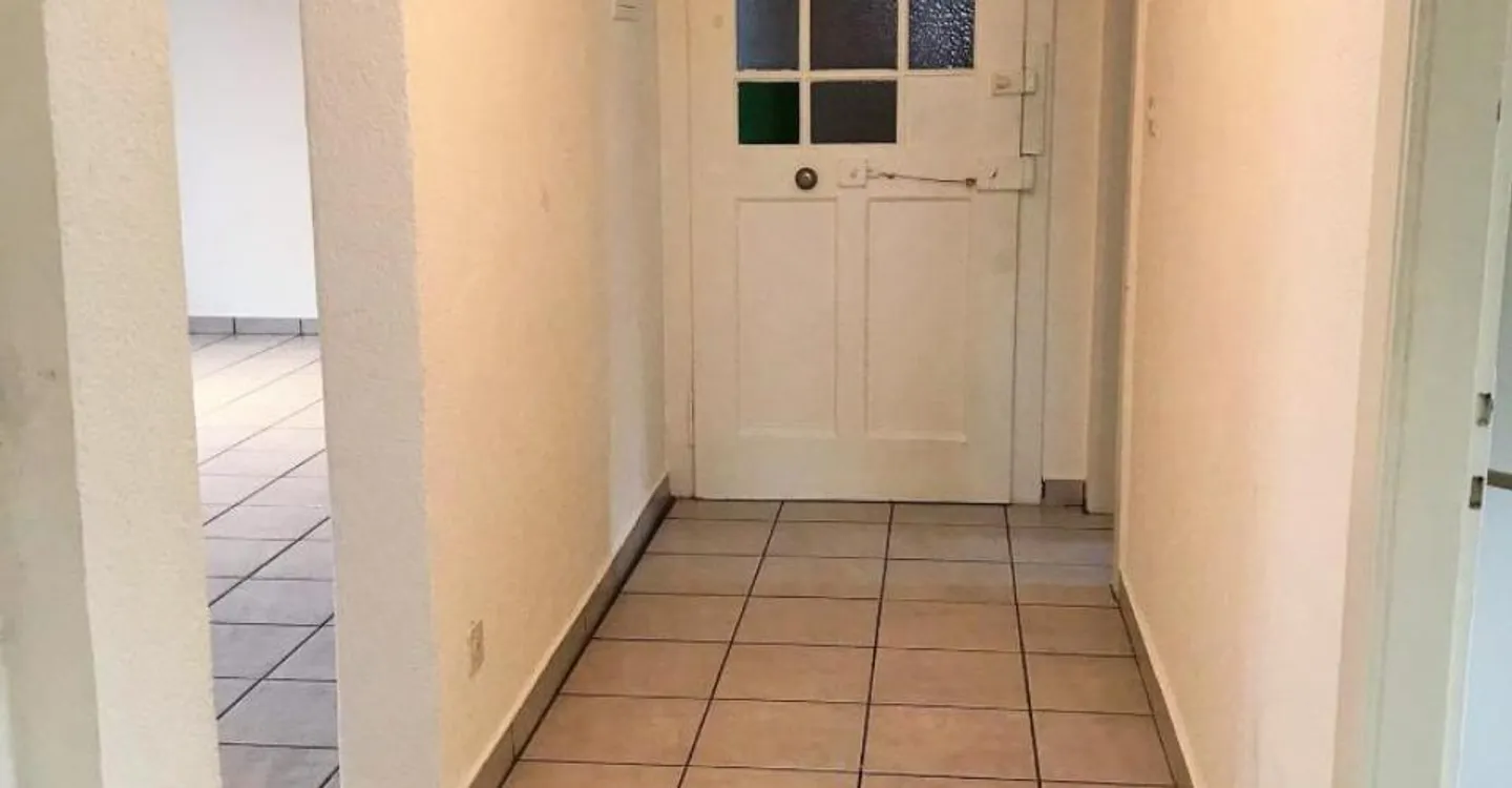 Spacious Apartment with Balcony - Photo 9 of 12