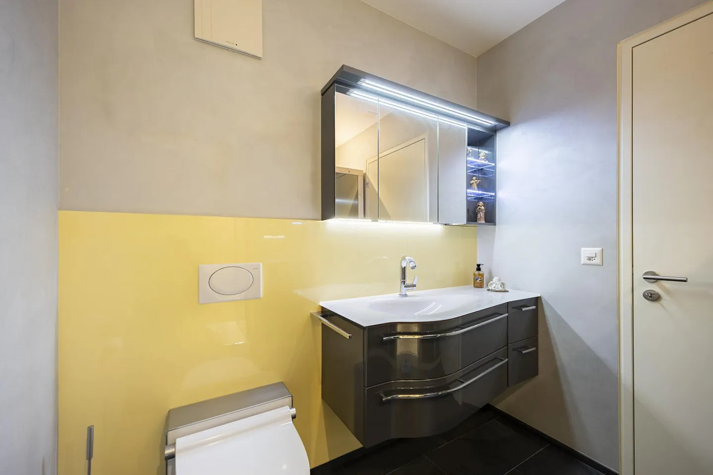 Spacious 3.5-room apartment with lake view and lift on the 1st floor - Photo 8 of 14