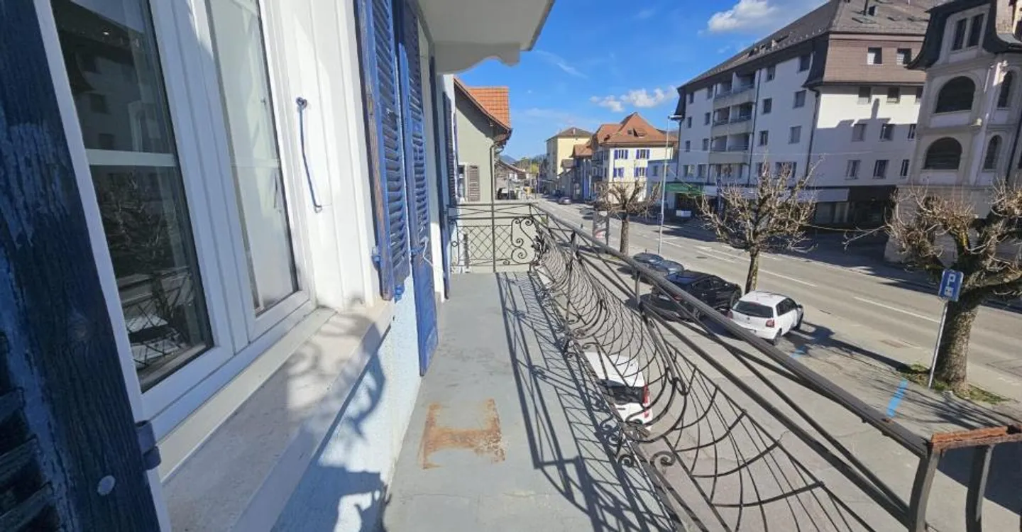 Spacious Apartment with Balcony - Photo 10 of 12