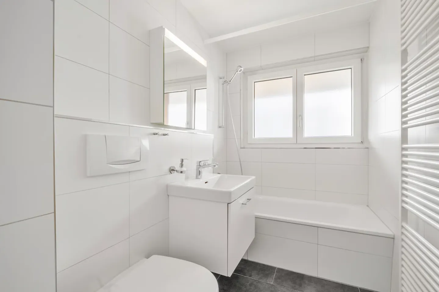Newly renovated 4-room apartment - Photo 4 of 7