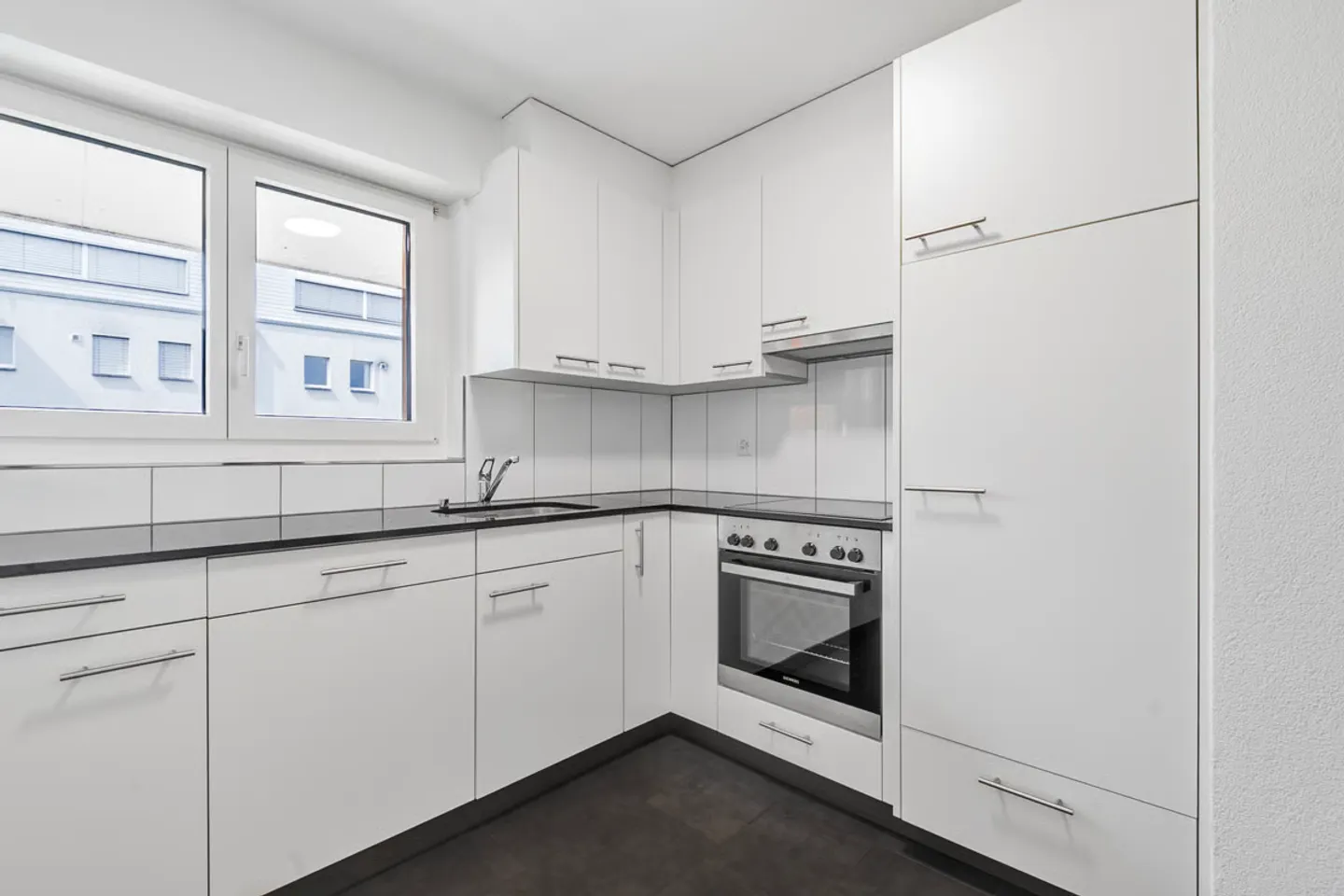 Newly renovated 4-room apartment - Photo 3 of 7