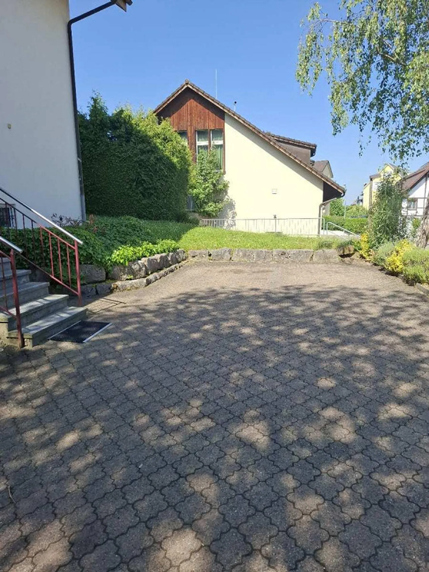 Outdoor parking space in a good location in Dällikon for rent - Photo 1 of 1