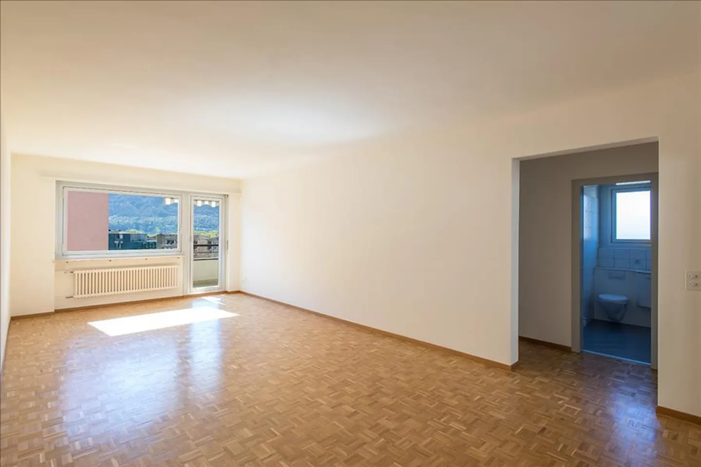 Appartamento soleggiato con balcone - Foto 2 di 10