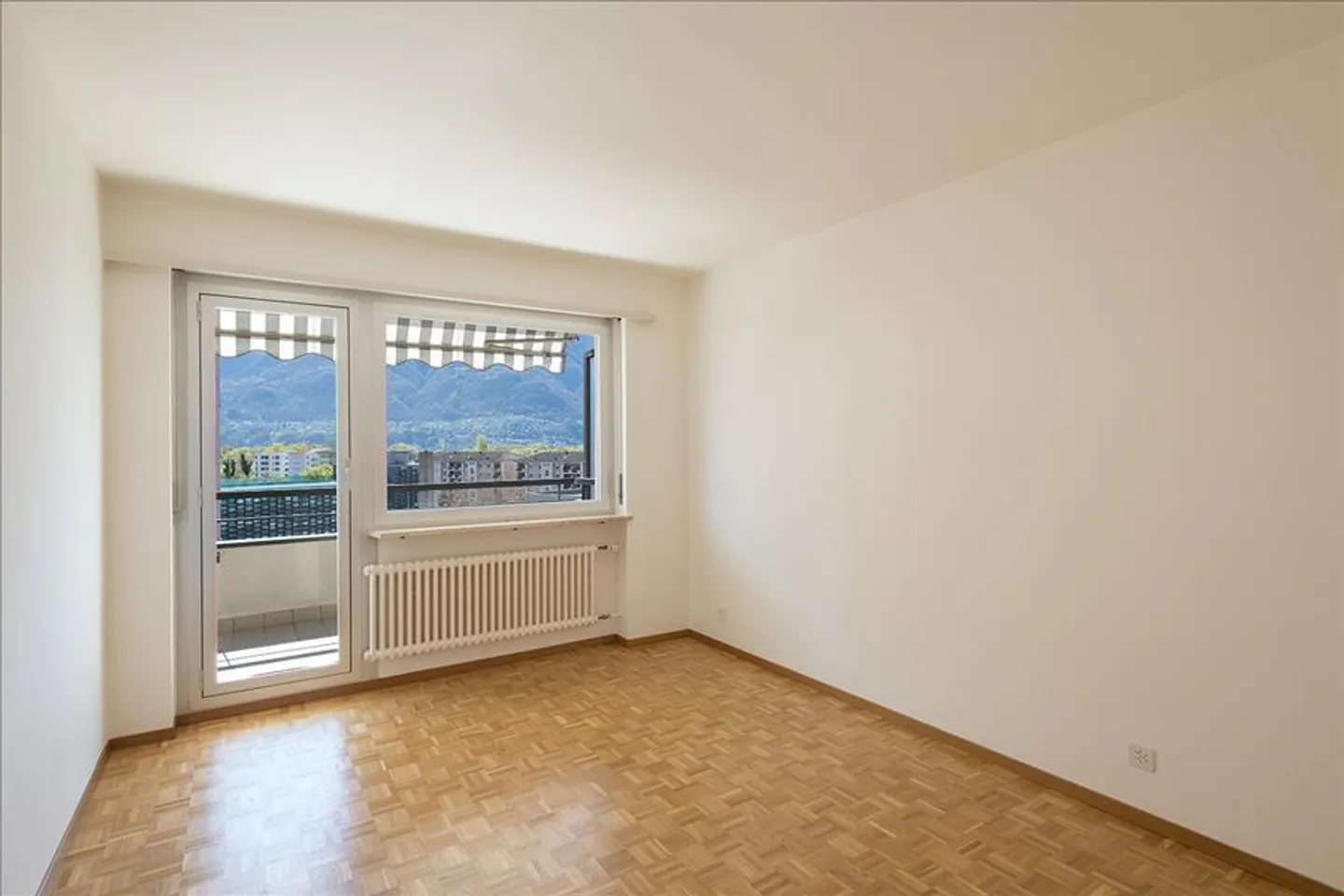 Appartamento soleggiato con balcone - Foto 8 di 10