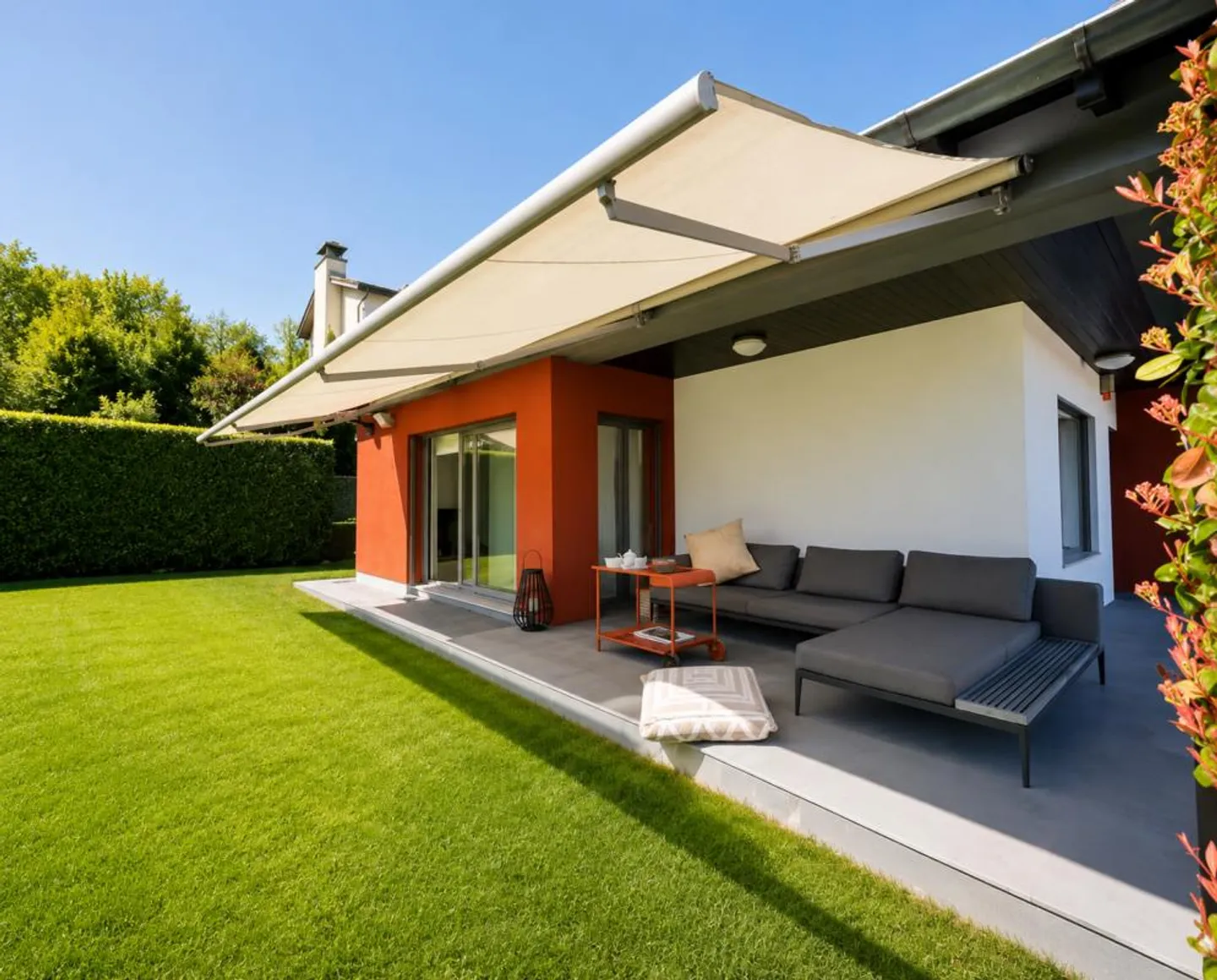 Single-family villa with pool - Photo 2 of 9