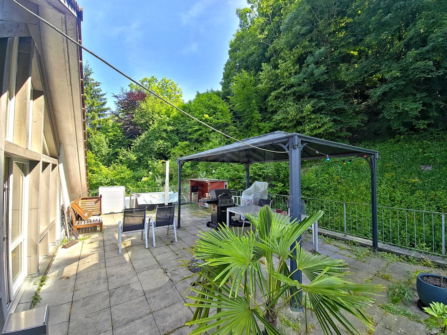 Esperienza abitativa esclusiva in una posizione tranquilla con terrazza e bosco privato - Foto 5 di 6