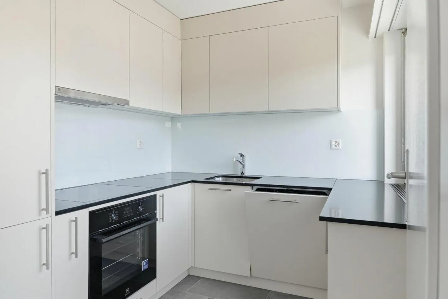 Freshly renovated 4.5-room apartment in a quiet location of Bronschhofen - Photo 2 of 13