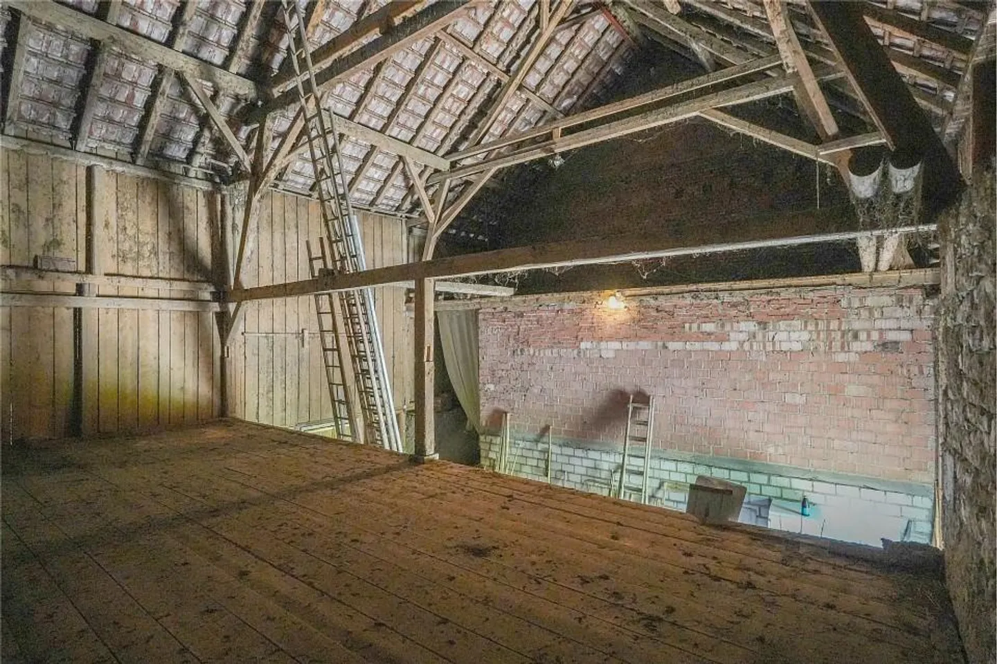 Ferme spacieuse et habitable avec réserve de terrain séparée - Photo 12 sur 13